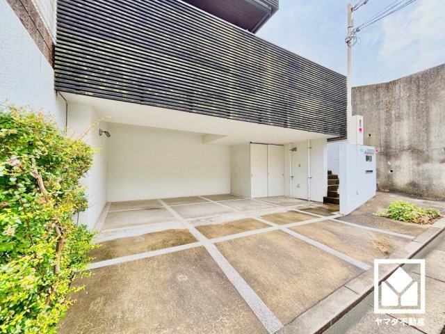 西宮市甲陽園山王町の駐車場|駐車スペースを並列2台分確保。重い荷物や雨の日の移動もスムーズで、快適なカーライフを実現。来客時にも便利です。外部物入や、自転車などを置いていただけるスペースも備えています。