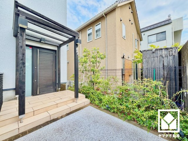 西宮市甲陽園山王町の玄関|六甲山のふもとに広がる穏やかな住宅地です。四季折々の自然を身近に感じながら、落ち着いた雰囲気の中でゆとりある毎日をお過ごしいただけます。