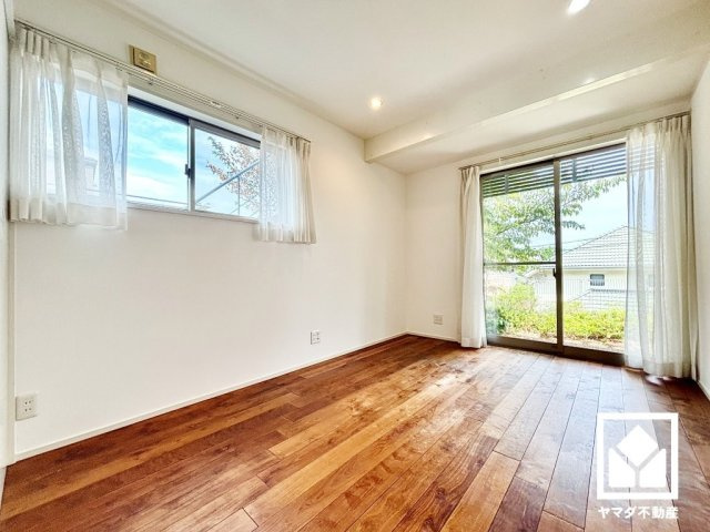 西宮市甲陽園山王町の洋室|約8帖の1階東側洋室です。2面採光の窓から明るい光が降り注ぎます。柔らかな光が差し込むお部屋で、快適で落ち着いた生活をお送りいただけます。