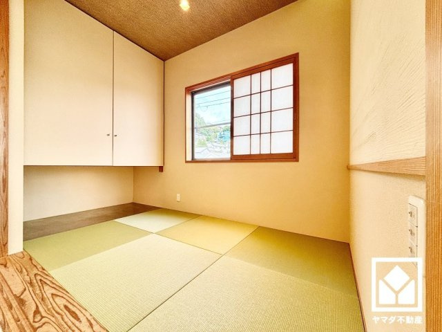 西宮市甲陽園山王町の和室|約3帖の2階和室です。陽光がたっぷり差し込む洗練された和の空間。温かみのある畳のスッキリとしたデザインが、暮らしを心地よく彩ります。