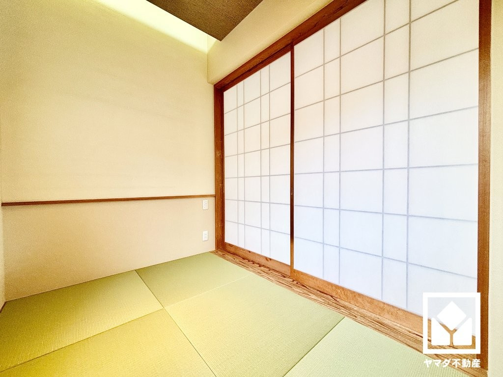 西宮市甲陽園山王町の和室|約3帖の2階和室です。和の趣を大切にしながら、現代のライフスタイルにも調和する美しい琉球畳を採用。シンプルで洗練された空間が、暮らしに心地よいゆとりをもたらします。