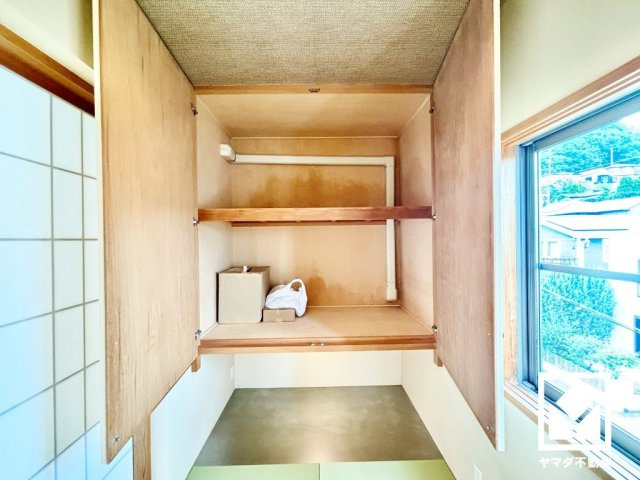 西宮市甲陽園山王町の収納|奥行きがあり、収納力のある吊り押入れです。下部のスペースは、季節の飾り付けをするディスプレイコーナーとしてはもちろん、間接照明を取り入れて空間の広がりを演出するなど、さまざまにご活用いただけます。