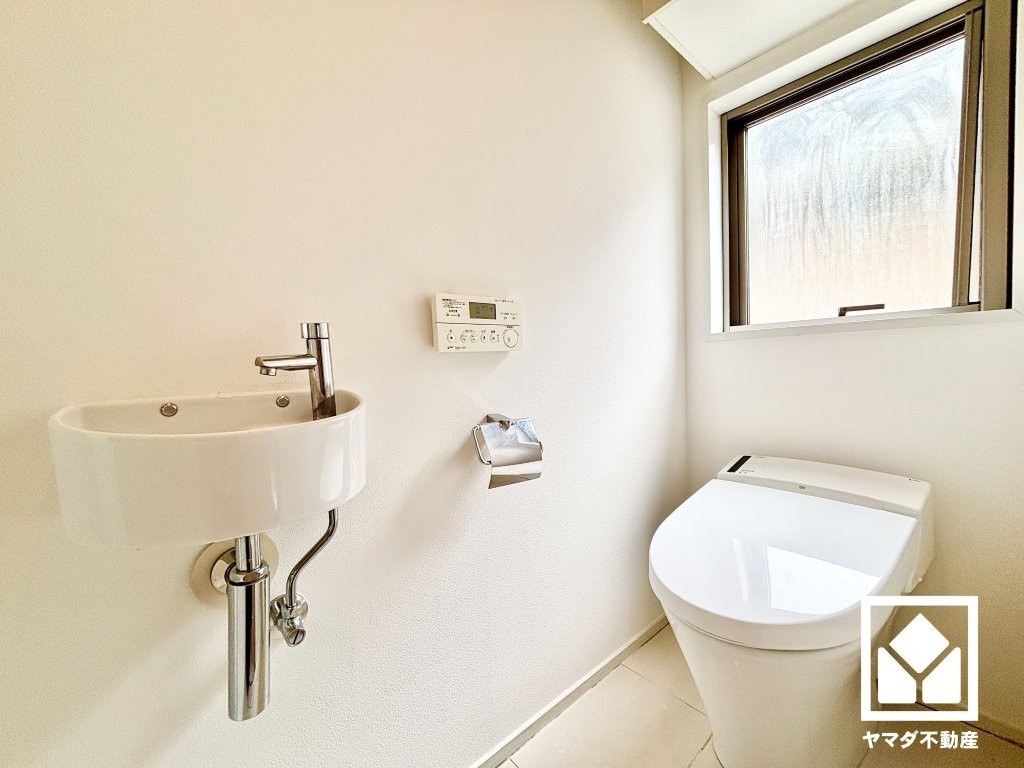 西宮市甲陽園山王町のトイレ|明るく清潔感溢れるトイレです。1階・2階の2か所に設置されているので、朝の忙しい時間帯も混雑を避けやすい間取りです。温水洗浄便座付きで、季節を問わずいつでも温かい便座をお使いいただけます。