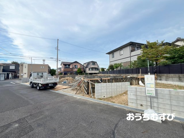 小牧市小松寺2期(全2棟)の前面道路含む現地写真