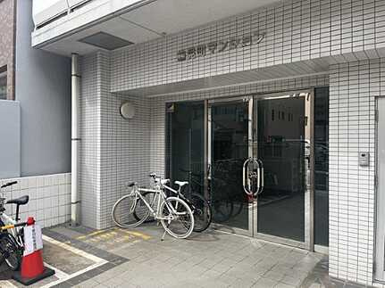 鶴見町マンションの駐車場
