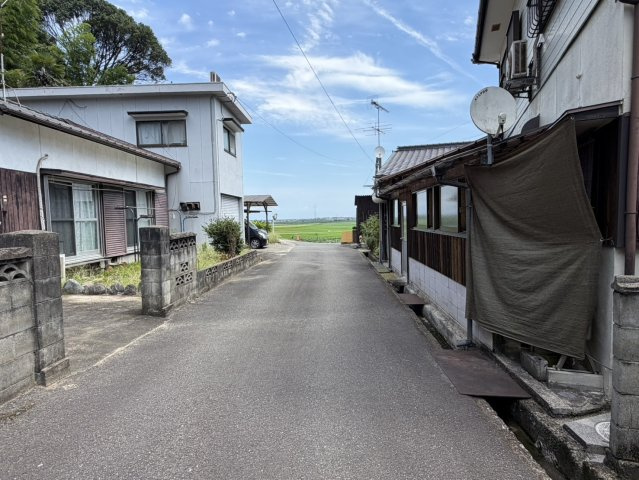 西条市氷見乙1369-3　売土地の前面道路含む現地写真