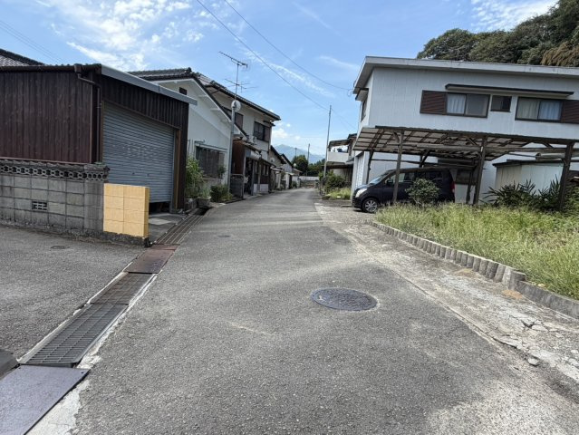 西条市氷見乙1369-3　売土地の前面道路含む現地写真