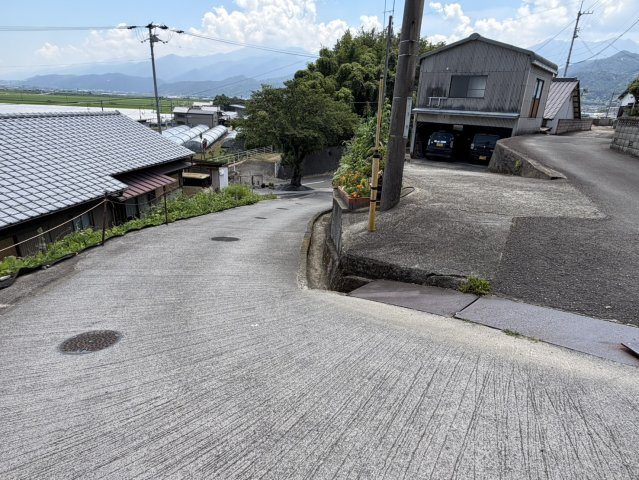 西条市氷見乙1369-3　売土地の前面道路含む現地写真