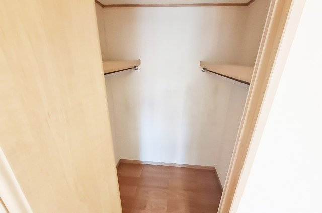 堺市南区大森の収納|洋室2ウォークインクローゼット：洋服や小物などの収納に重宝します。