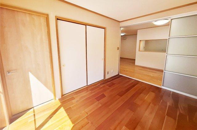 堺市南区大森の洋室|洋室1：約6帖の洋室1はLDKと隣接。一体利用すれば約25帖のゆとりある空間に。押入付き。