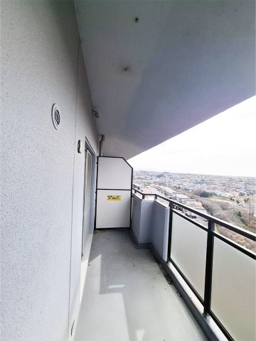 コスモ北野田のバルコニー|バルコニー：15階建て14階部分につき眺望良好です。LDKから出入りできます。
