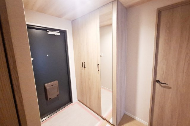 コスモ北野田の玄関|玄関：新調した姿見付きの下駄箱付き。靴の収納やお出かけ前の身だしなみチェックに便利。
