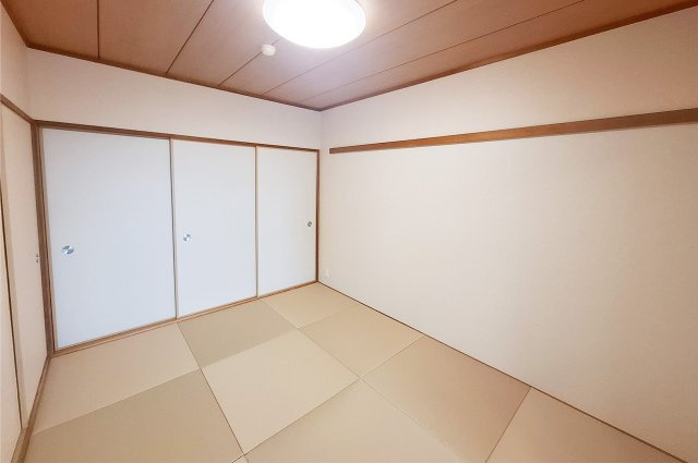 コスモ北野田の和室|和室：6帖の和室は押入付きで整理整頓ラクラク。廊下とLDKから出入り可能な2way動線。