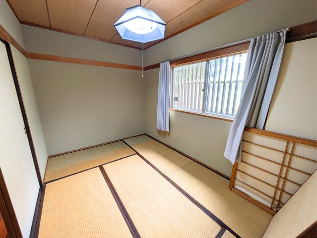 溝辺町戸建ての和室|畳の香りに包まれる落ち着いた和室空間。大きな窓から光が入り、客間や休憩スペースに好適です。