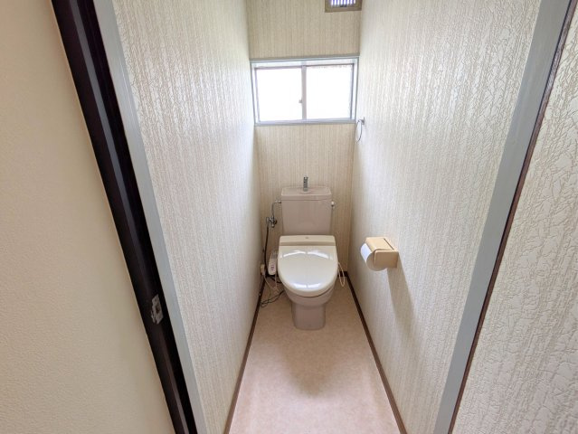 溝辺町戸建てのトイレ|清潔感のあるナチュラルなインテリアのトイレ。小窓から自然光が入り、爽やかな空間を保ちます。