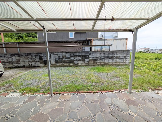 溝辺町戸建てのバルコニー|雨の日のお洗濯も安心な屋根付きテラススペース。