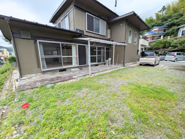 溝辺町戸建ての庭|日当たりの良いスペースを備えた住宅外観。大きな窓からスムーズに出入りできます。