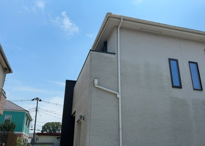 【バルコニー】 | 向原中古戸建 | バルコニーは、室外の専用スペースのうち、「屋根がなく開放された空間」であるものを指します。ベランダより広いタイプのものが多く、日当たりもよいため家庭菜園などを楽しみたい人にとって適した環境となります。