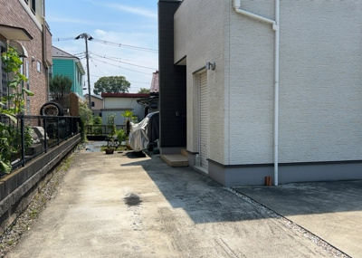 【玄関】 | 向原中古戸建 | 玄関は家の顔でもあり、家族以外の目にも止まる場所です。玄関は外との間を仕切る扉、靴などをしまっておく収納スペース、靴脱ぎのたたきスペース、来客とのやり取りをするドアホンなど複数のアイテムからなります。