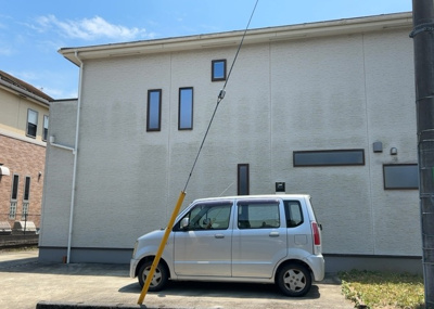 【構造・工法・仕様】 | 向原中古戸建 | 木造住宅とは土台、壁、柱など建築物の強度を支える構造体の材に木が使用されている構造を指します。構造体は建物の自重を支えるだけではなく風圧や水圧、積裁荷重などあらゆる衝撃に耐えるための基礎です。