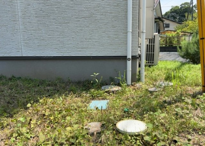 【構造・工法・仕様】 | 向原中古戸建 | 建物の基礎工事の方法は、主流となっているベタ基礎（防湿基礎）と布基礎の２種類に分類され、床下の通気性や耐久性などに違いがあります。建物の基礎部分の構造や付帯設備など詳細については現地でご確認ください。