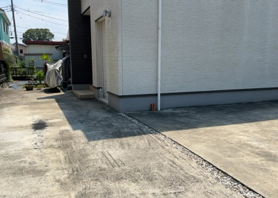 【冷暖房・空調設備】 | 向原中古戸建 | 床下換気口は、床下に湿気がこもることを防ぎ、効果的に換気を行うために設置されています。床下換気口が設置されていない建物は、基礎パッキング工法などにより換気を行なっています。詳細は現地でご確認ください。