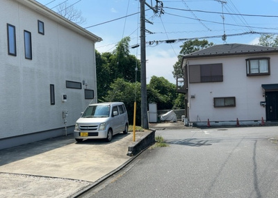 【前面道路含む現地写真】 | 向原中古戸建 | 南側道路の場合は長い時間光を入れ込むことができるため、庭やリビングを道路側に持ってくることが多く土地価格も高い傾向にあります。一方北側道路だとリビングや庭が南側になりプライバシーを守ることができます。