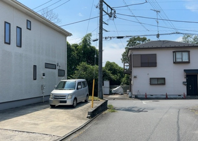 【前面道路含む現地写真】 | 向原中古戸建 | 東側道路の場合は居室を南向きに設計しやすいため、朝日が入りやすいというメリットがあります。一方、西側道路も東側同様に居室を南向きに設計しやすいのですが、住宅地だと朝日が入りにくいという弱点があります。