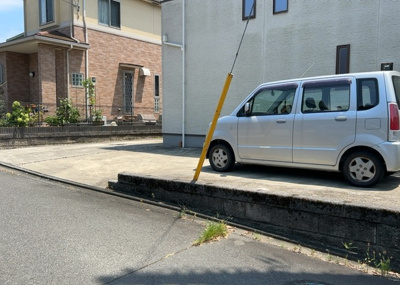 【駐車場】 | 向原中古戸建 | 車一台あたりに必要なスペースは、標準サイズの普通自動車で横幅2m50cm、長さ5mは必要になります。ただし、乗降のことも考慮して横幅3m30cm、長さ5m50cmほどは確保できるところを選びましょう。