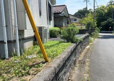 【庭】 | 向原中古戸建 | 庭のある家に住むことのメリットとして、子どもたちの遊び場を確保できること、ガーデニングや家庭菜園を楽しめること、明るさを確保できることがあります。また、配置を工夫することでプライバシーが確保できます。