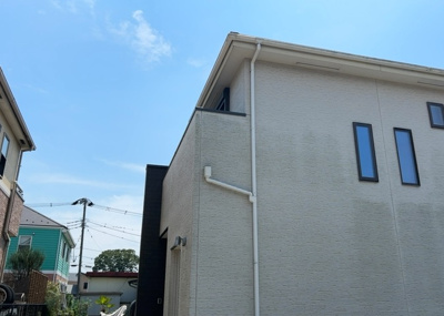 【バルコニー】 | 向原中古戸建 | バルコニーは、建物内から室外へ楽に出入りできる便利なスペースです。また、バルコニーには手すりを付けることが義務付けられており、手すりの高さは110cm以上で施工することが建築基準法で定められています。