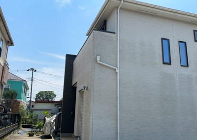 【バルコニー】 | 向原中古戸建 | 両面バルコニーは、バルコニーそのものの機能というよりかは設置の仕方による名称です。複数のバルコニーを東西や南東などの相対する場所に設置することで、通風や採光が確保しやすくなるというメリットがあります。