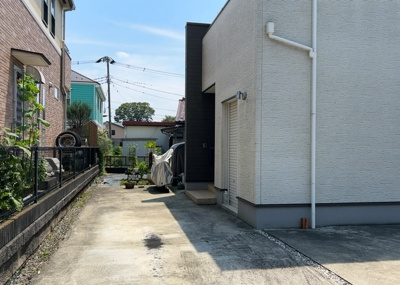 【玄関】 | 向原中古戸建 | 玄関は家の顔と言っても過言ではありません。現地を見学する際は玄関の広さや全体のバランスなどを見てみるといいでしょう。一般的なアプローチのしやすさだけではなく、お年寄りにも優しい設計のものだと安心です。