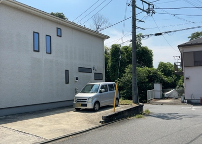 【前面道路含む現地写真】 | 向原中古戸建 | 住宅用の土地では前面道路に2m以上接していなければならないと法律で定められています。しかし、お持ちの車のサイズやライフスタイルなどにより、2mでは利便が悪い場合もございますので、事前に確認しましょう。