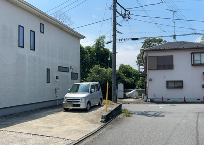 【前面道路含む現地写真】 | 向原中古戸建 | 道幅が広い場所は日当たりや風通が良好です。幅が広いのですれ違いも可能ですし大きな車でも駐車可能！一方で、大型車が通ることも多くなるため交通量の増加により騒音に繋がります。また土地の値段が高くなります。