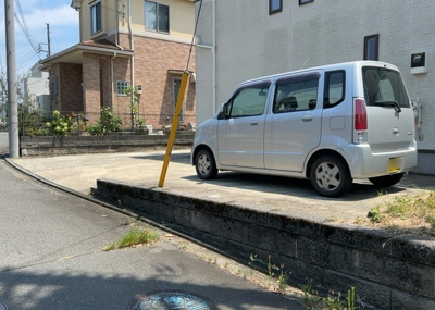 【駐車場】 | 向原中古戸建 | 駐車場と明記されていても、最小スペースでつくられた駐車場だと大型車は駐車できなかったり、出入りしにくくなったりする可能性があります。お車のサイズと購入したい物件の駐車場のサイズを現地で確認しましょう。