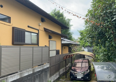 【バルコニー】 | 小野中古戸建 | バルコニーは、室外の専用スペースのうち、「屋根がなく開放された空間」であるものを指します。ベランダより広いタイプのものが多く、日当たりもよいため家庭菜園などを楽しみたい人にとって適した環境となります。