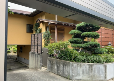 【玄関】 | 小野中古戸建 | 玄関は家の顔でもあり、家族以外の目にも止まる場所です。玄関は外との間を仕切る扉、靴などをしまっておく収納スペース、靴脱ぎのたたきスペース、来客とのやり取りをするドアホンなど複数のアイテムからなります。