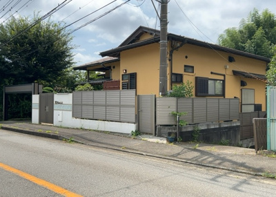 【構造・工法・仕様】 | 小野中古戸建 | 木造住宅とは土台、壁、柱など建築物の強度を支える構造体の材に木が使用されている構造を指します。構造体は建物の自重を支えるだけではなく風圧や水圧、積裁荷重などあらゆる衝撃に耐えるための基礎です。
