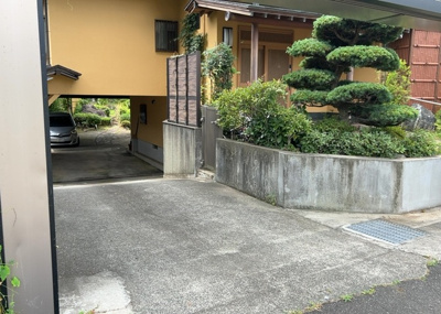 【構造・工法・仕様】 | 小野中古戸建 | 建物の基礎工事の方法は、主流となっているベタ基礎（防湿基礎）と布基礎の２種類に分類され、床下の通気性や耐久性などに違いがあります。建物の基礎部分の構造や付帯設備など詳細については現地でご確認ください。