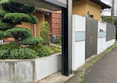 【内装】 | 小野中古戸建 | 玄関ポーチにおいて最も重視すべきと言っても良いのが広さです。適切な広さの玄関ポーチでないと外見的なバランスは崩れてしまいますし、何より使いにくくなってしまいますので、現地で実際に下見をしてみましょう！