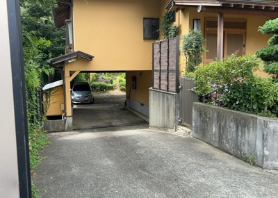 【冷暖房・空調設備】 | 小野中古戸建 | 床下換気口は、床下に湿気がこもることを防ぎ、効果的に換気を行うために設置されています。床下換気口が設置されていない建物は、基礎パッキング工法などにより換気を行なっています。詳細は現地でご確認ください。