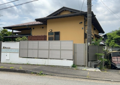 【外観】 | 小野中古戸建 | 隣家の土地はどうなっているのか、生活利便施設が近くにあるのか、学校まで近いかなど、お客様のライフスタイルにあわせたイメージが重要です。また、近くにあると困る施設が近くにないかも確認するといいでしょう。