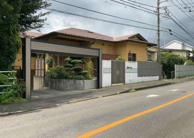 【外観】 | 小野中古戸建 | 現地に行くなら、物件の周囲の地形がどうなっているかを見ることも大切です。周辺より低くなっている土地では、大雨などで水が集まりやすいため、地盤が弱くなっているということも考えられるため、注意が必要です。