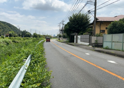【前面道路含む現地写真】 | 小野中古戸建 | 南側道路の場合は長い時間光を入れ込むことができるため、庭やリビングを道路側に持ってくることが多く土地価格も高い傾向にあります。一方北側道路だとリビングや庭が南側になりプライバシーを守ることができます。