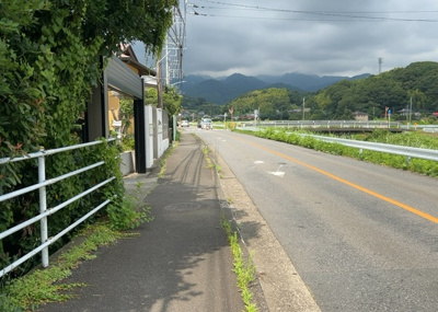 【前面道路含む現地写真】 | 小野中古戸建 | 東側道路の場合は居室を南向きに設計しやすいため、朝日が入りやすいというメリットがあります。一方、西側道路も東側同様に居室を南向きに設計しやすいのですが、住宅地だと朝日が入りにくいという弱点があります。