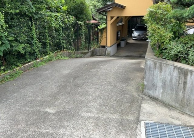 【駐車場】 | 小野中古戸建 | 車一台あたりに必要なスペースは、標準サイズの普通自動車で横幅2m50cm、長さ5mは必要になります。ただし、乗降のことも考慮して横幅3m30cm、長さ5m50cmほどは確保できるところを選びましょう。