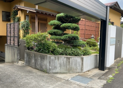 【庭】 | 小野中古戸建 | 庭のある家に住むことのメリットとして、子どもたちの遊び場を確保できること、ガーデニングや家庭菜園を楽しめること、明るさを確保できることがあります。また、配置を工夫することでプライバシーが確保できます。