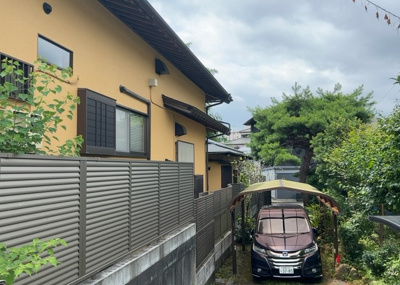 【バルコニー】 | 小野中古戸建 | バルコニーは、建物内から室外へ楽に出入りできる便利なスペースです。また、バルコニーには手すりを付けることが義務付けられており、手すりの高さは110cm以上で施工することが建築基準法で定められています。
