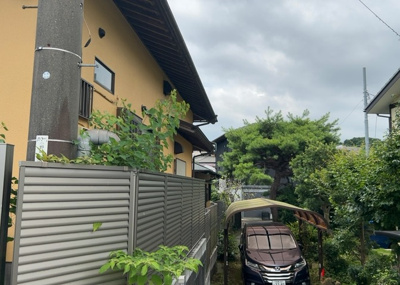【バルコニー】 | 小野中古戸建 | 両面バルコニーは、バルコニーそのものの機能というよりかは設置の仕方による名称です。複数のバルコニーを東西や南東などの相対する場所に設置することで、通風や採光が確保しやすくなるというメリットがあります。